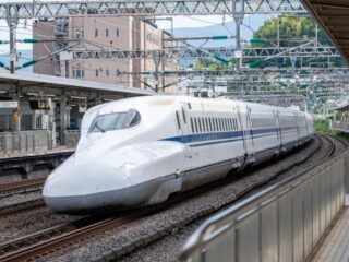 新幹線の駅看板・広告で効率的な訴求を実現！ 種類一覧と掲出時のポイント