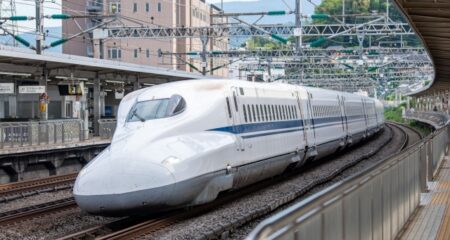 新幹線の駅看板・広告で効率的な訴求を実現！ 種類一覧と掲出時のポイント