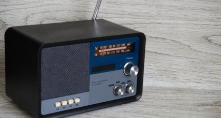 ラジオCMの料金相場はどのくらい？種類別の料金と費用対効果を高めるためのポイント