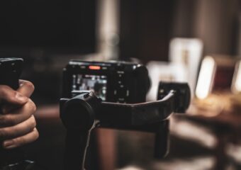 テレビCMにかかる費用はどのくらい？目安や費用を抑える方法を解説